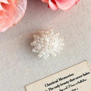 Dettaglio di un elegante ciondolo per scarpe a fiore con perle bianche per il fai-da-te