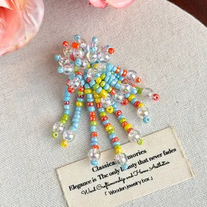 Dettaglio di un ciondolo per scarpe con perline di cristallo colorate