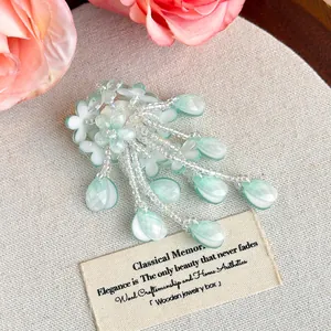 Dettaglio di elegante ciondolo per scarpe a fiore verde menta con cristalli