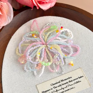 Dettaglio ravvicinato di fiori di perline fatti a mano per decorazione scarpe jelly
