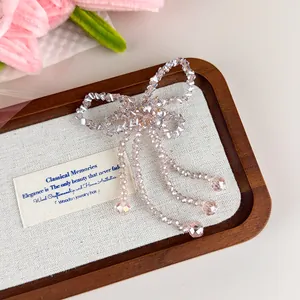 Dettaglio dell'elegante ciondolo per scarpe a fiocco in cristallo rosa per decoro DIY