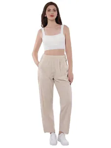 Pantalon de soin beige avec taille élastique sur un mannequin devant un fond blanc