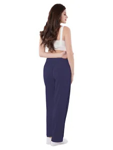 Pantalon de soins bleu marine facile à porter, vue arrière et détails latéraux inclus.