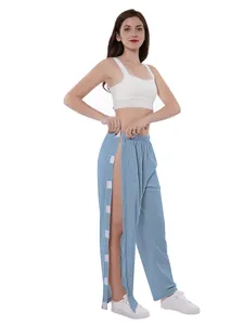 Détail du pantalon de soin bleu clair avec une ouverture velcro latérale pratique et aisée