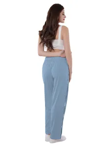 Pantalon de soin bleu clair avec boutons latéraux pour un habillage facile, dos