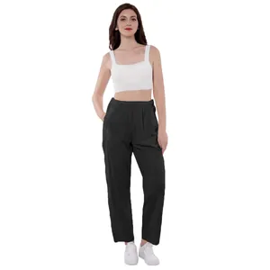 Pantalon de soins noir confortable avec taille élastique pour un habillage facile.