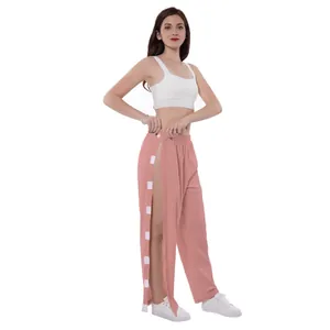 Pantalon de soin rose fonctionnel avec boutons-pression latéraux pour le patient