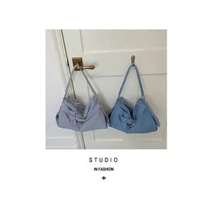 Vue détaillée des sacs fourre-tout moto de style coréen vintage en gris et denim.