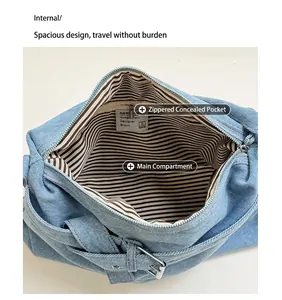 Vue détaillée de la doublure rayée et des poches intérieures du sac cabas en jean