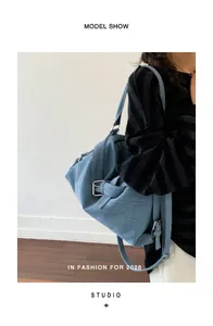 Vue de côté d'un sac cabas moto vintage bleu porté par un mannequin en tenue décontractée