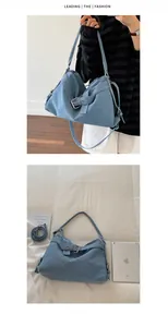 Sac fourre-tout moto en jean bleu vintage montré sur mannequin et en vue à plat