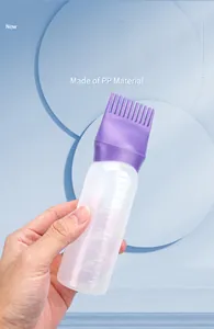 Detailansicht einer Haarfärbe-Applikatorflasche mit lila Kamm und 6oz-Skala
