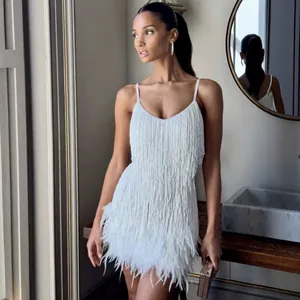 Robe de soirée blanche élégante à col en V avec des franges et des plumes délicates