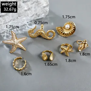 Vue détaillée de l'ensemble de bagues bohèmes en or sur le thème marin avec des coquillages