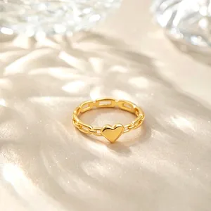 Elegante anello placcato in oro 18 carati con maglie a catena e ciondolo a cuore