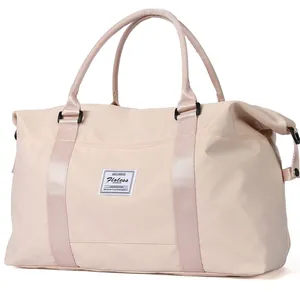 Grand sac de voyage crème avec un détail d'écusson de marque élégant sur le devant
