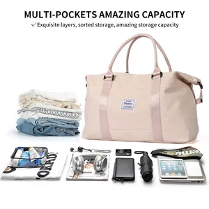 Grand sac de voyage rose montrant un rangement organisé avec habits et gadgets