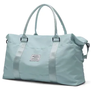 Vue détaillée d'un sac de voyage bleu clair à grande capacité avec poignées renforcées