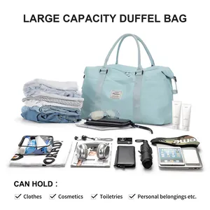 Vue détaillée montrant la grande capacité d'un sac de voyage bleu avec accessoires