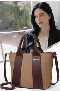 Detailansicht einer stilvollen braun gewebten Handtasche mit großem Fassungsvermögen