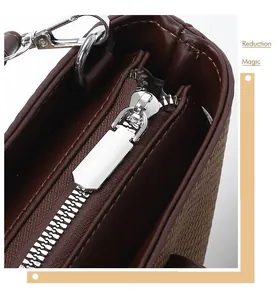 Nahaufnahme des silbernen Reißverschlusses und Leders an einer braunen Damenhandtasche