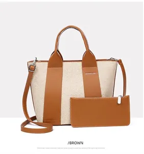 Detailansicht eines braunen zweiteiligen Taschen-Sets mit gewebtem Stoff und Leder.