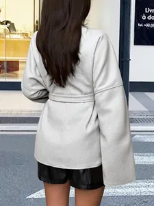 Veste élégante gris clair à manches longues et ceinture pour femme, vue de dos