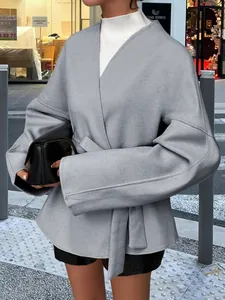 Blazer drapé gris élégant avec taille nouée et manches larges pour le style d'automne