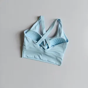 Vue détaillée d'un soutien-gorge de sport bleu clair avec rembourrage fixe interne