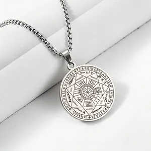 Détail du sceau des sept archanges gravé sur un pendentif rond en acier inoxydable