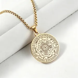 Détail macro du pendentif en acier inoxydable doré avec le sceau des sept archanges