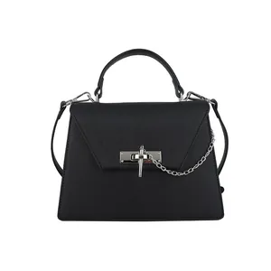 Élégant sac à main noir texturé avec bandoulière et serrure métallique pour femmes