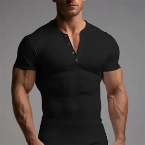 T-shirt Henley cintré pour homme en maille côtelée noire pour le fitness.