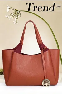 Sac cabas en cuir grainé marron rétro avec breloque arbre de vie en détail