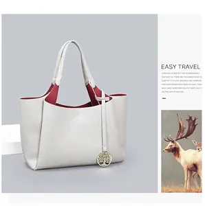 Grand sac cabas blanc en cuir grainé avec doublure rouge et pendentif arbre doré