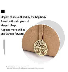 Gros plan sur le détail du pendentif doré orné d'un sac à main en cuir grainé marron