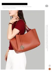Vue détaillée d'un élégant sac cabas en cuir marron porté par un mannequin femme