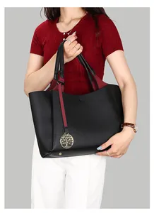 Grand sac cabas en cuir grainé noir avec pendentif arbre de vie doré sur modèle