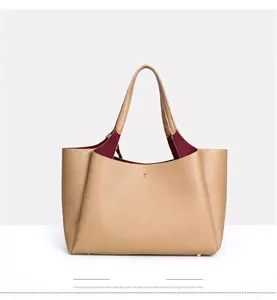 Grand sac cabas beige avec intérieur bordeaux et design minimaliste élégant
