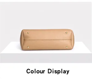 Détail du fond renforcé avec des pieds en métal de ce grand sac fourre-tout en cuir kaki