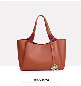 Vue détaillée d'un grand sac cabas orange avec une texture en cuir grainé élégante