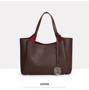 Grand sac cabas en cuir grainé marron café avec un pendentif arbre de vie doré