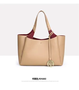 Grand sac cabas en cuir kaki au style rétro avec détail de breloque arbre doré