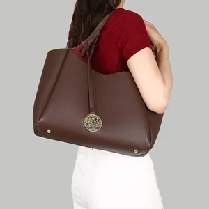 Grand sac fourre-tout marron en cuir grainé avec breloque arbre de vie dorée