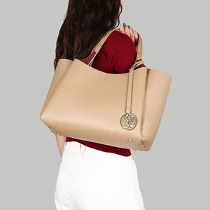 Grand sac cabas élégant en cuir beige pour femme avec détail de charme d'arbre