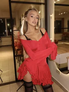 Gros plan d'une robe rouge à volants avec manches évasées portée par un mannequin
