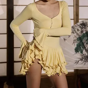 Vue détaillée d'une mini-robe jaune à manches longues et ourlet volanté