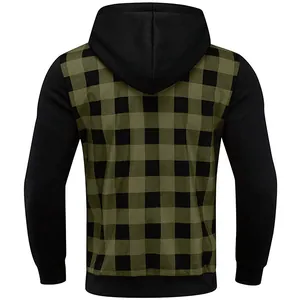 Vue arrière d'un sweat à capuche décontracté pour homme avec motif à carreaux vert