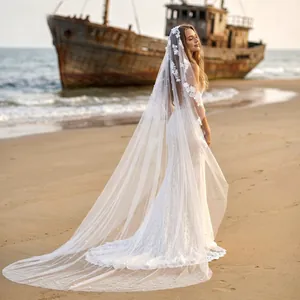 Squisito velo da sposa lungo 3 m con eleganti applicazioni in pizzo floreale e strascico.
