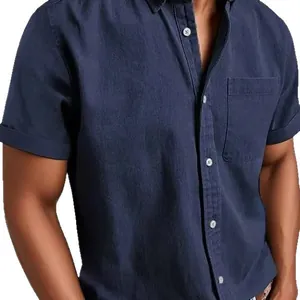 Camicia da uomo a maniche corte blu navy con taschino frontale e trama lavata.